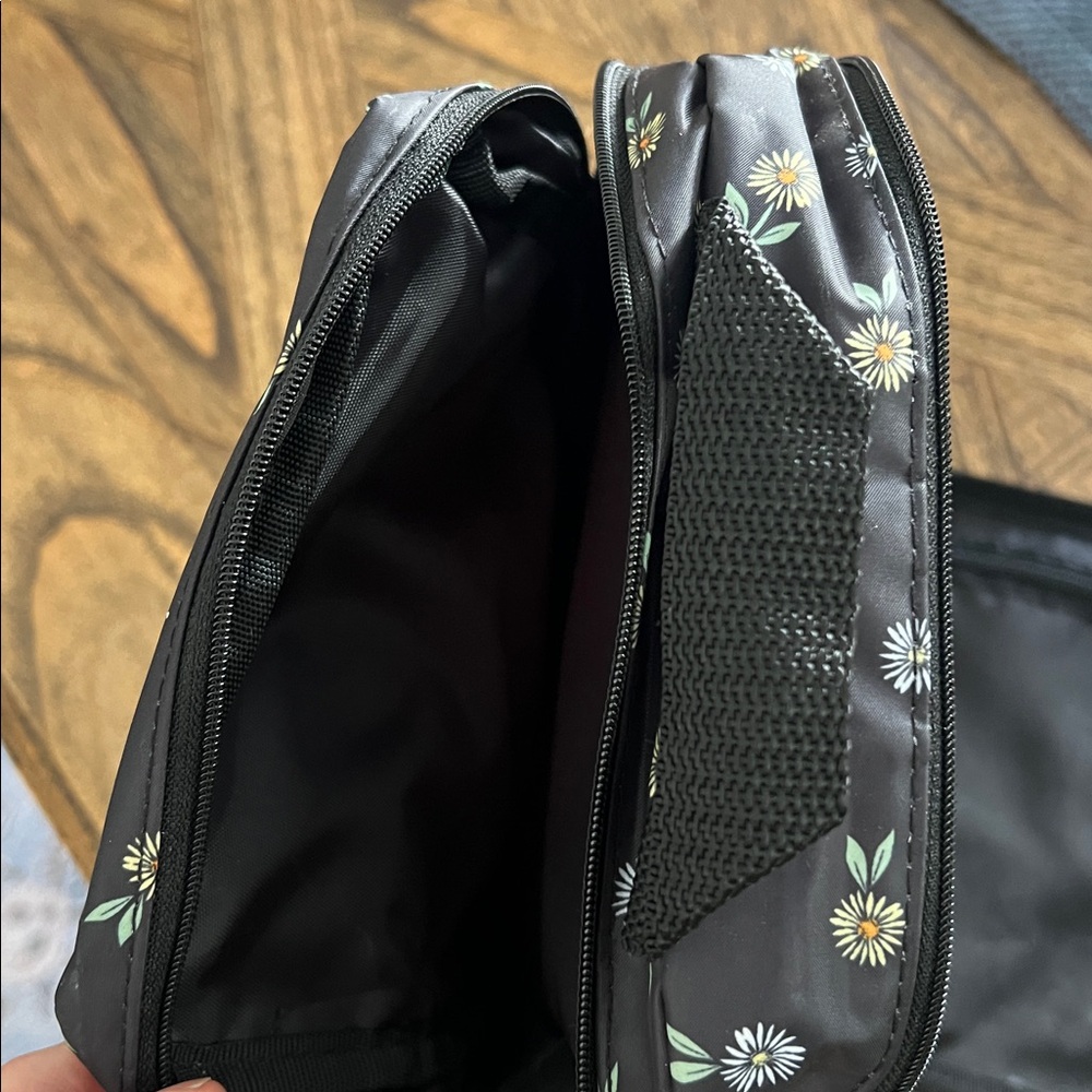 Thirty-One Modern Lined Zippered Toiletry Bag Ditzy Daisy Design, Pockets - Picture 6 of 7